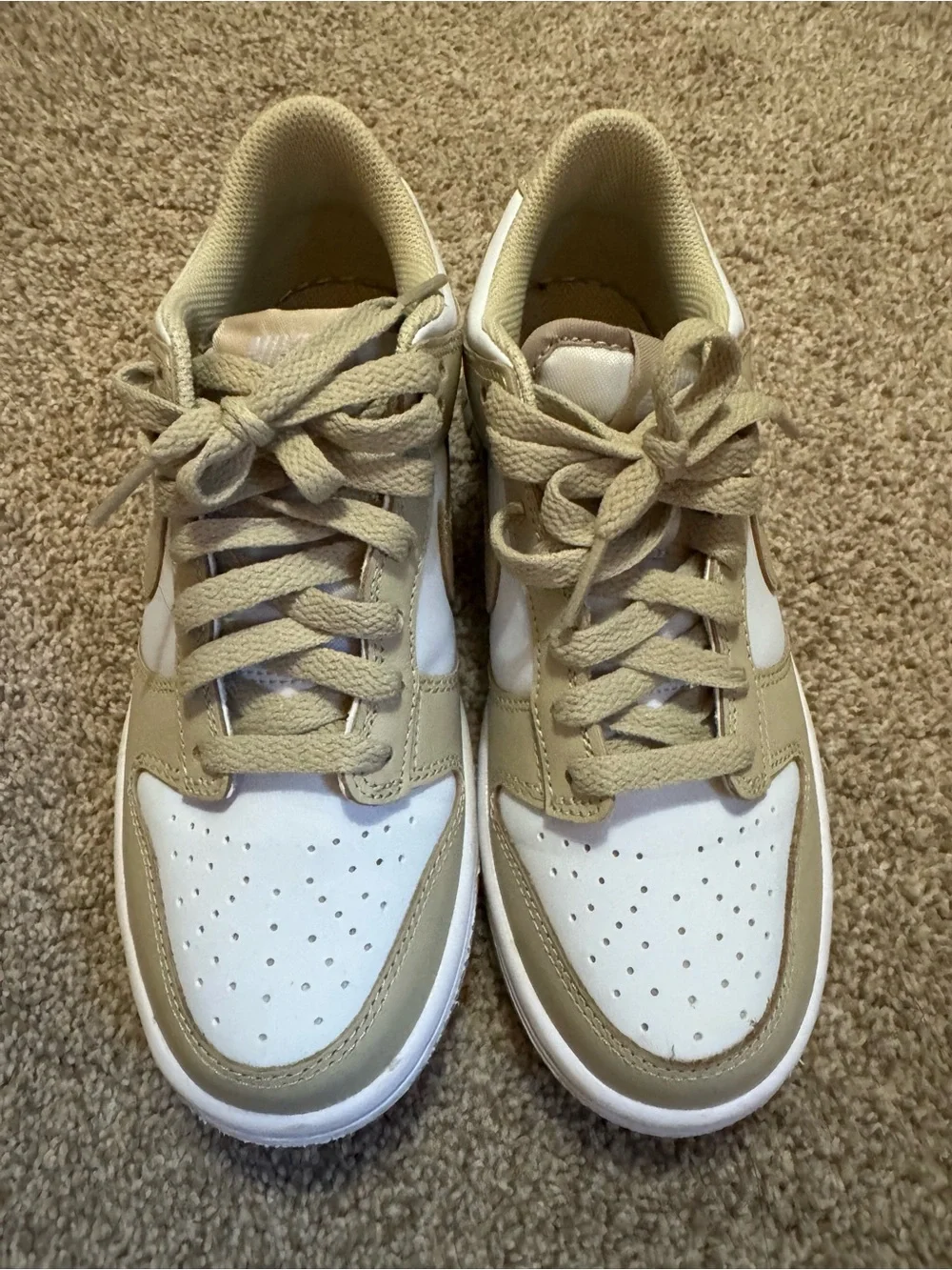 Nike Kids Dunks Sneakers in White and Beige - Picture 2 of 3